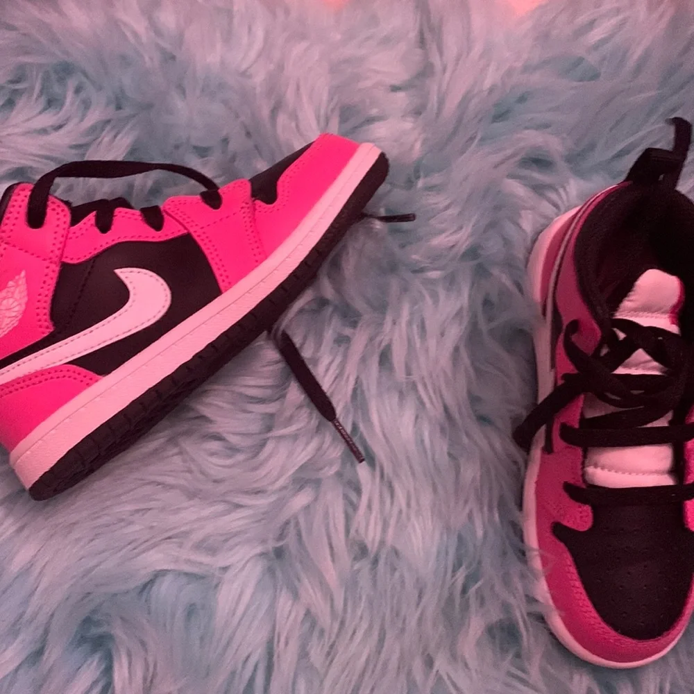 Girls sneakers - Picture 1 of 2